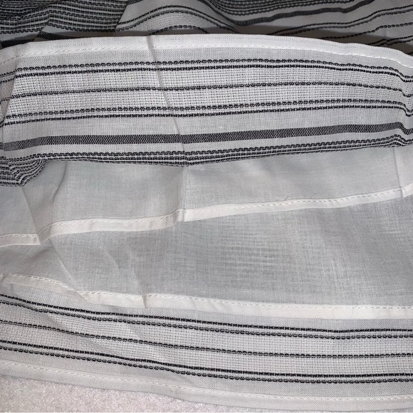 Vineyard Vines NWT Gray and White Striped Women Shorts - Picture 4 of 6